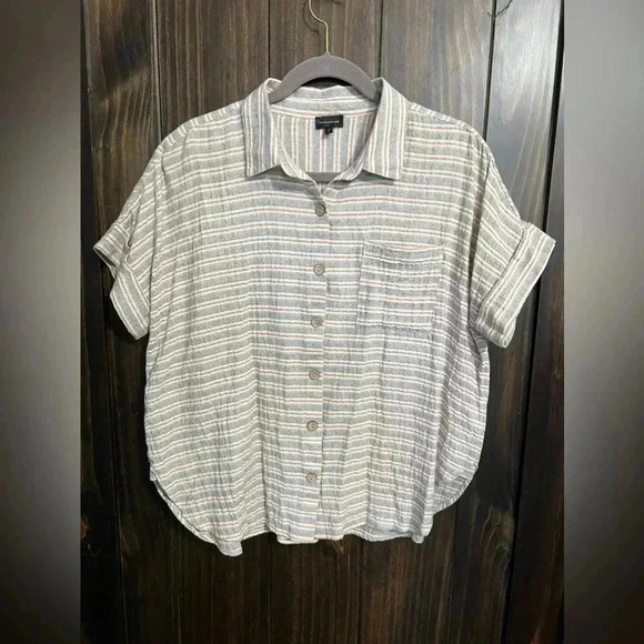 Women’s Buckle Black Striped Shirt. Size: Medium - Picture 9 of 13